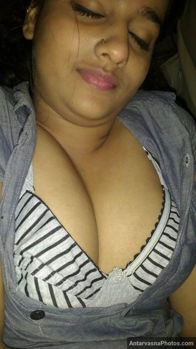 https://www.antarvasnaphotos2.com/wp-content/uploads/2021/03/bra-se-apne-boobs-ki-clevage-dikhati-mast-bhabhi.jpg