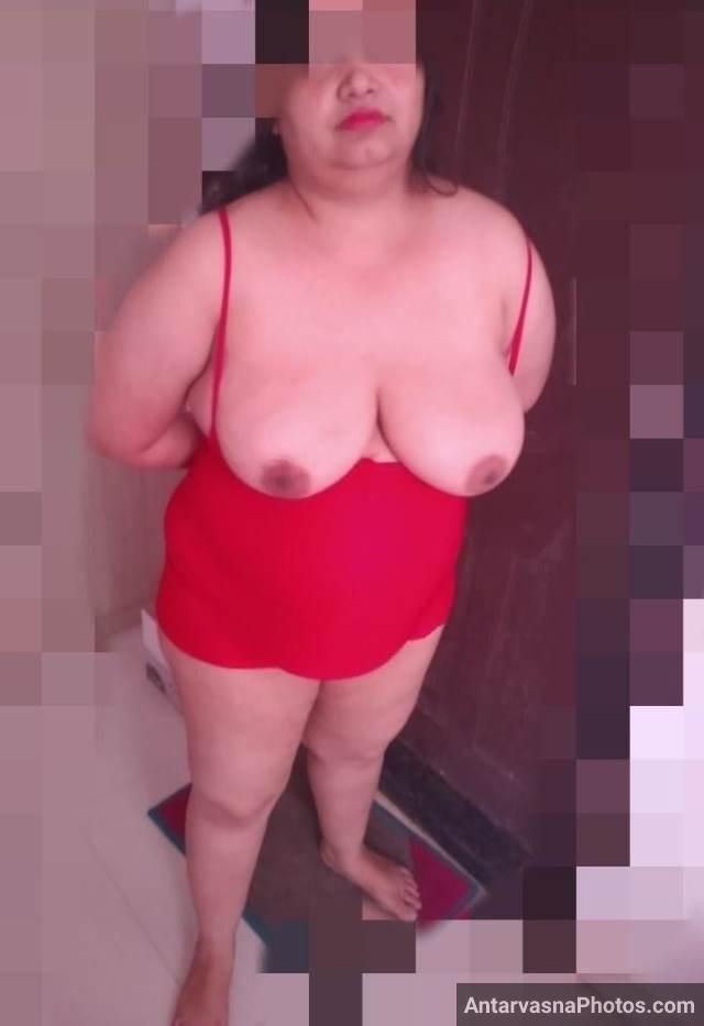 https://www.antarvasnaphotos2.com/wp-content/uploads/2021/03/red-nighty-me-apni-huge-boobs-dikhati-aunty.jpg