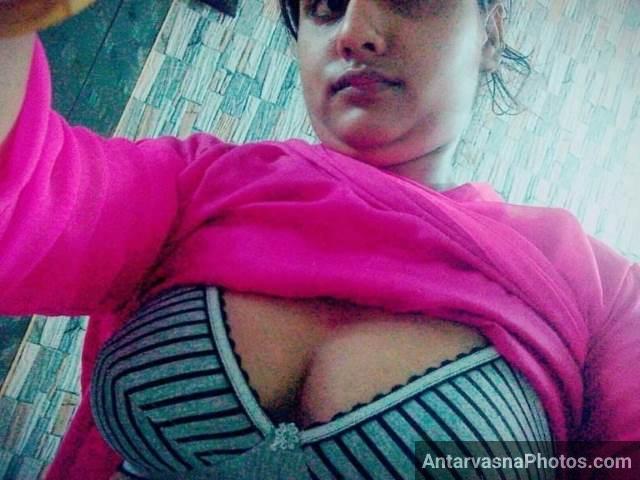 https://www.antarvasnaphotos2.com/wp-content/uploads/2021/03/top-utha-apni-bra-dikha-selfie-leti-bhabhi.jpg