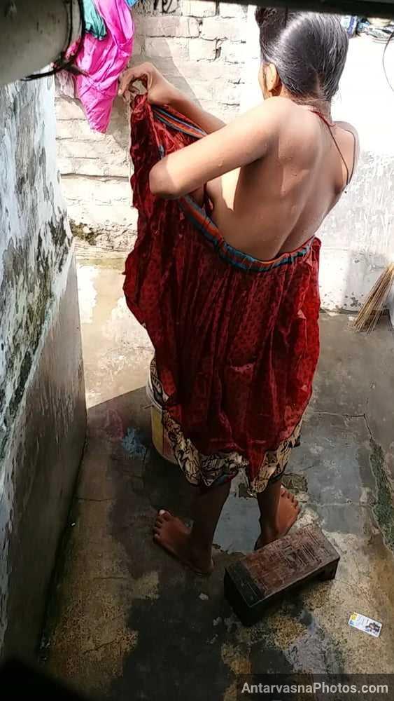 https://www.antarvasnaphotos2.com/wp-content/uploads/2021/06/indian-village-sali-nude-bathroom-photo.jpg