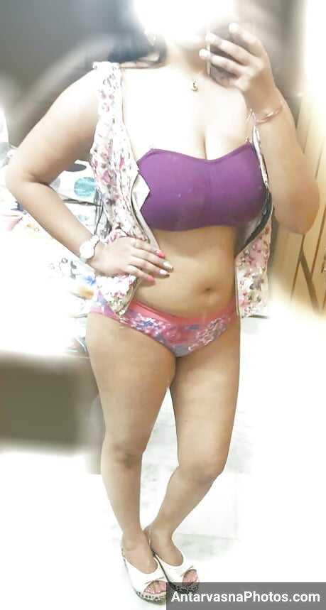 https://www.antarvasnaphotos2.com/wp-content/uploads/2021/06/purple-bra-me-boobs-dikhate-hue-ladki.jpg