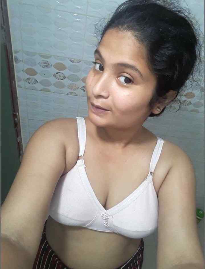 https://www.antarvasnaphotos2.com/wp-content/uploads/2021/07/village-wali-hot-bhabhi.jpg