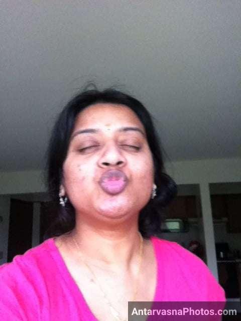 https://www.antarvasnaphotos2.com/wp-content/uploads/2021/09/andhra-mom-kiss-selfie.jpg