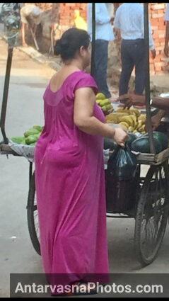 Gali me fruit wale ke paas khadi hui bhari hui maal aunty ke pics. Bhadkile photos gown pahni aunty ki moti gaand aur chuchi ke shape ke.