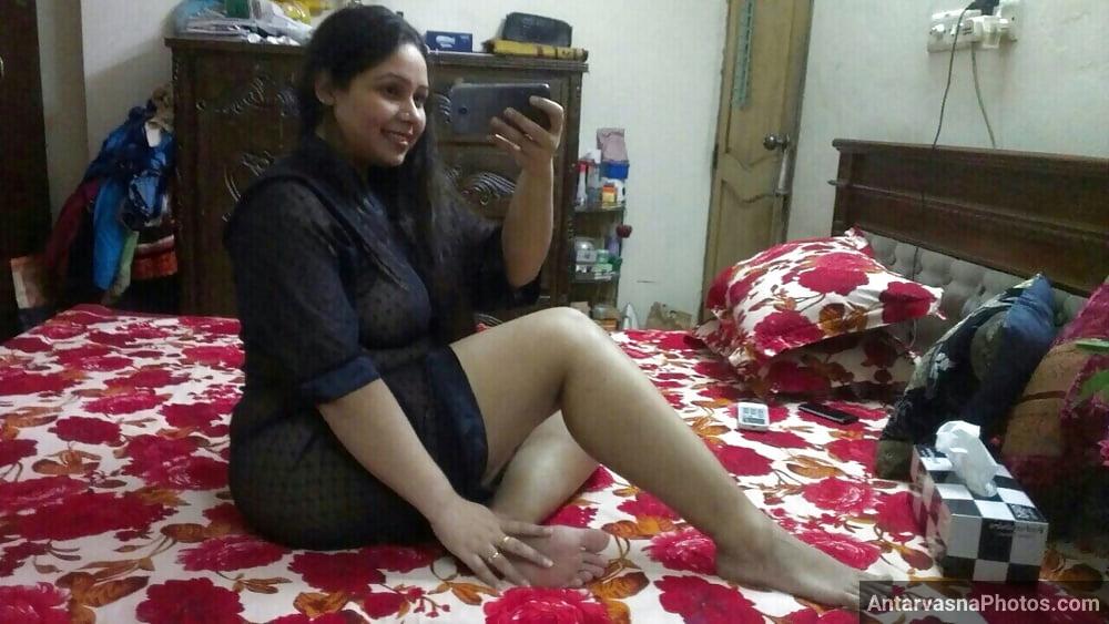 https://www.antarvasnaphotos2.com/wp-content/uploads/2021/11/delhi-office-bhabhi-nude-selfies-13.jpg