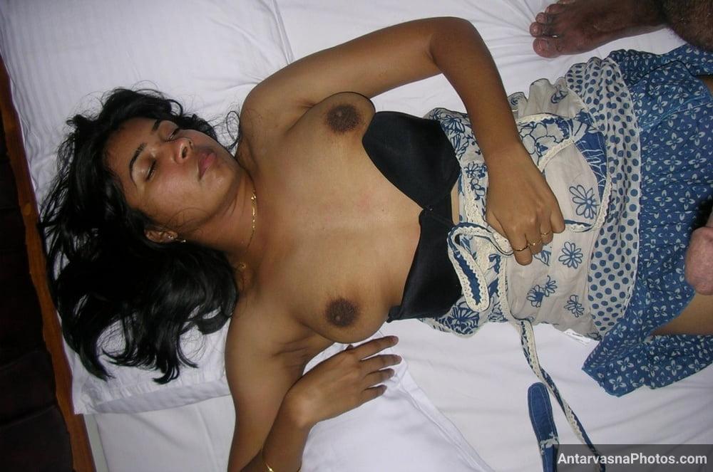 https://www.antarvasnaphotos2.com/wp-content/uploads/2021/11/sexy-south-indian-couple-honeymoon-sex-photos-2.jpg