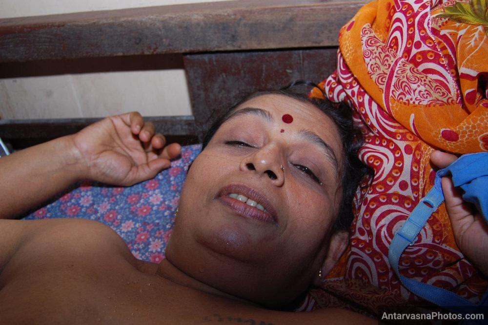 https://www.antarvasnaphotos2.com/wp-content/uploads/2022/01/indian-kamwali-aunty-nude-xxx-pics-6.jpg