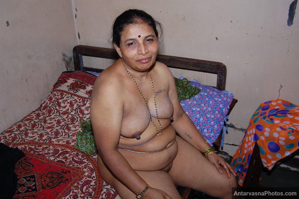 https://www.antarvasnaphotos2.com/wp-content/uploads/2022/01/indian-kamwali-aunty-nude-xxx-pics-8.jpg