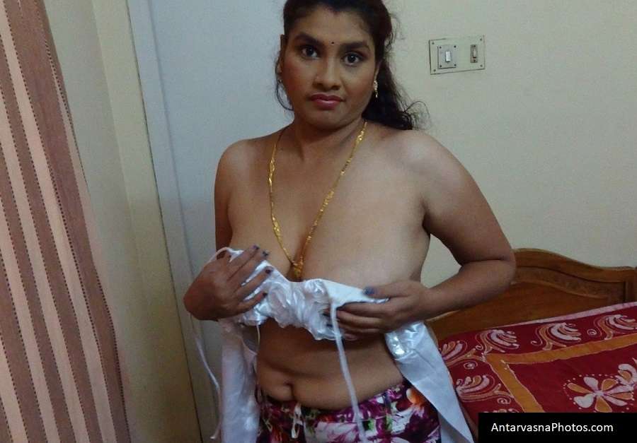 https://www.antarvasnaphotos2.com/wp-content/uploads/2022/03/mallu-bhabhi-bra-panties-chut-xxx-photo-1.jpg