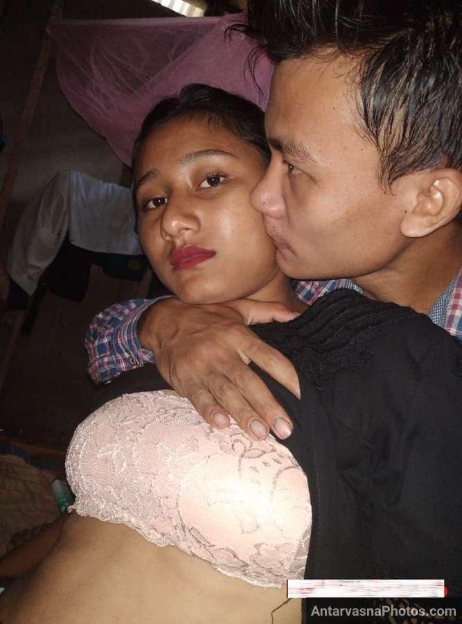 https://www.antarvasnaphotos2.com/wp-content/uploads/2022/04/Assamese-Girlfriend-Ki-Nude-Boobs-Dabate-Huye-4.jpg