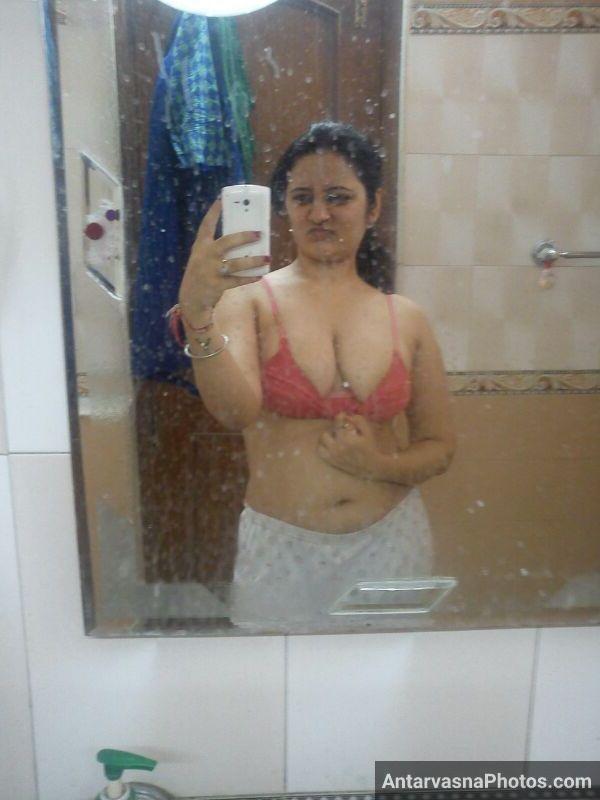 https://www.antarvasnaphotos2.com/wp-content/uploads/2022/04/bra-wali-married-indian-aurat-bathroom-selfies.jpg