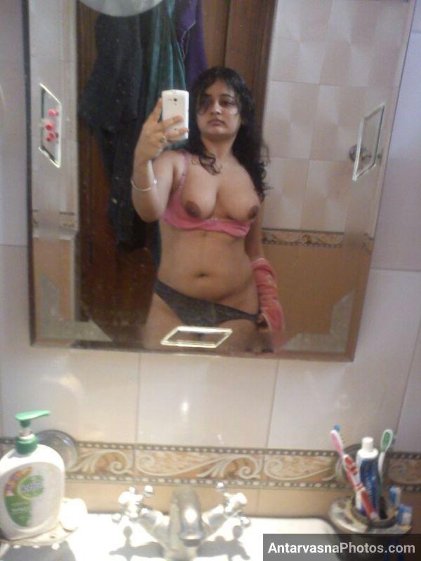 https://www.antarvasnaphotos2.com/wp-content/uploads/2022/04/busty-married-indian-aurat-bathroom-selfies.jpg