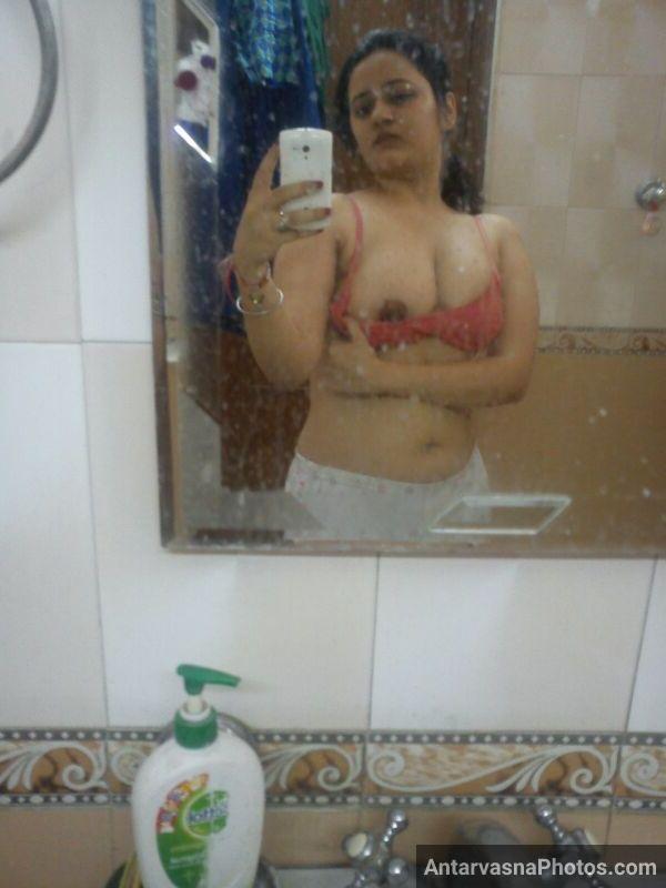 https://www.antarvasnaphotos2.com/wp-content/uploads/2022/04/lund-ki-pyasi-married-indian-aurat-bathroom-selfies.jpg