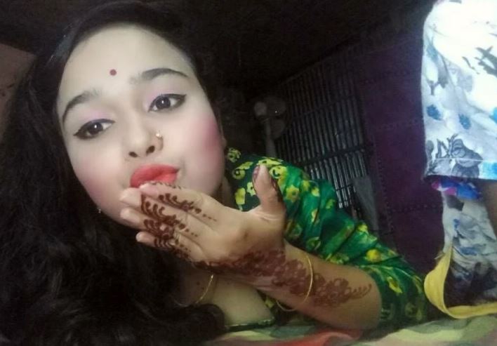 https://www.antarvasnaphotos2.com/wp-content/uploads/2022/05/bengali-ladki-flying-kiss-to-her-bf.jpg