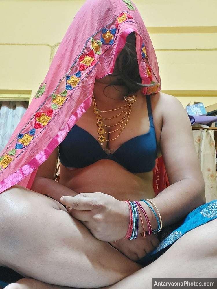 https://www.antarvasnaphotos2.com/wp-content/uploads/2022/05/desi-bhabhi-bra-panties-night-gown-images-8.jpg