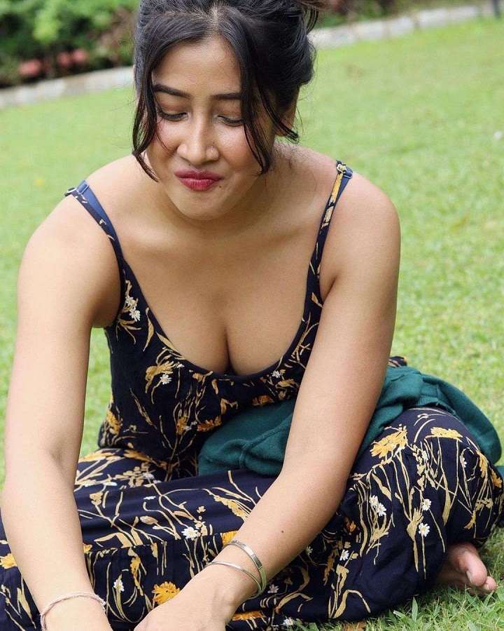 https://www.antarvasnaphotos2.com/wp-content/uploads/2022/05/sexy-sofiya-ansari-pics-11.jpg