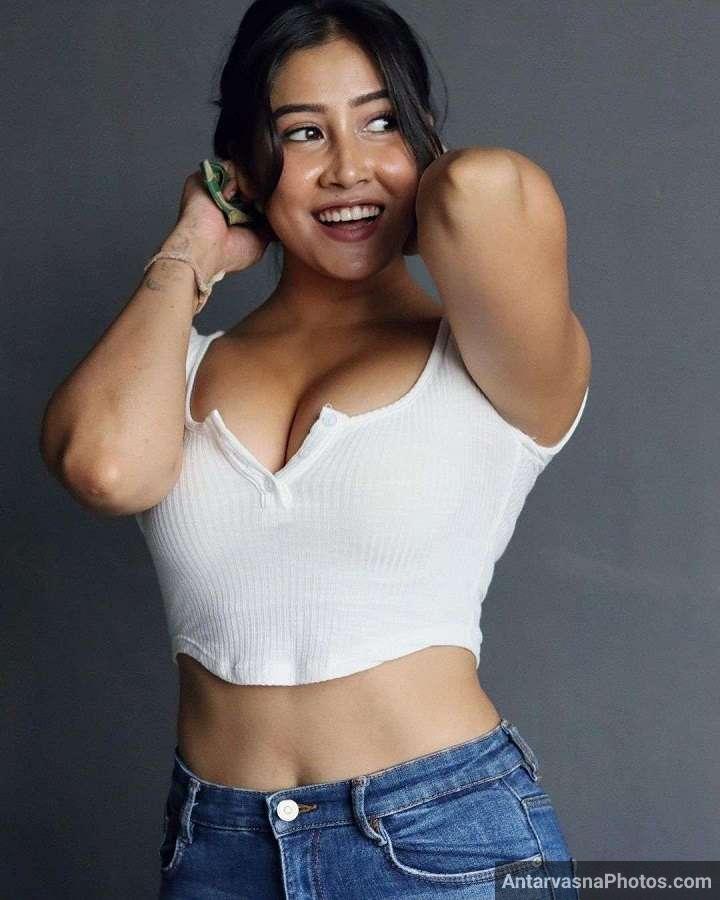 https://www.antarvasnaphotos2.com/wp-content/uploads/2022/05/sexy-sofiya-ansari-pics-4.jpg