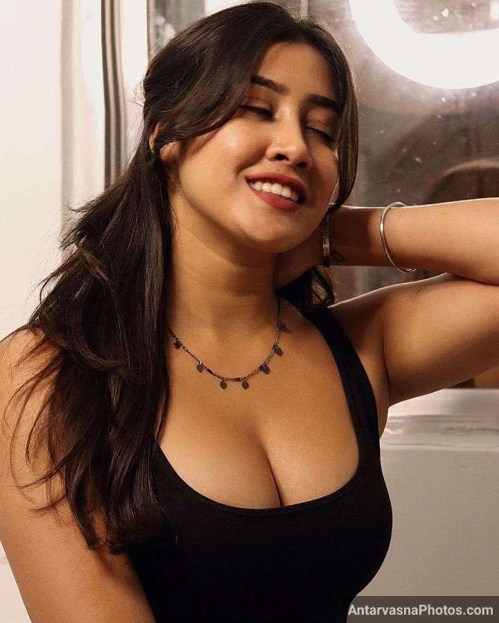 https://www.antarvasnaphotos2.com/wp-content/uploads/2022/05/sexy-sofiya-ansari-pics-8.jpg