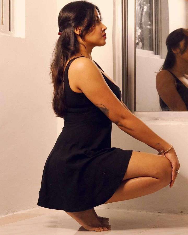 https://www.antarvasnaphotos2.com/wp-content/uploads/2022/05/sexy-sofiya-ansari-pics.jpg