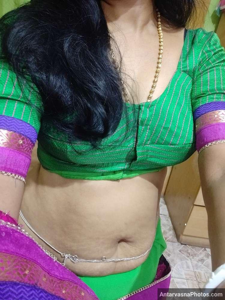 https://www.antarvasnaphotos2.com/wp-content/uploads/2022/06/village-hot-aunty-saree-strip-pics-1.jpg