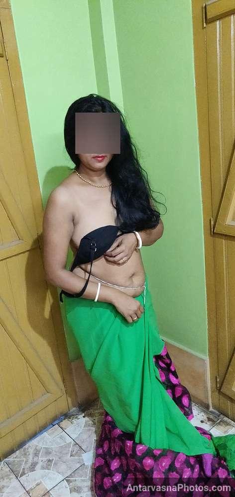 https://www.antarvasnaphotos2.com/wp-content/uploads/2022/06/village-hot-aunty-saree-strip-pics-14.jpg