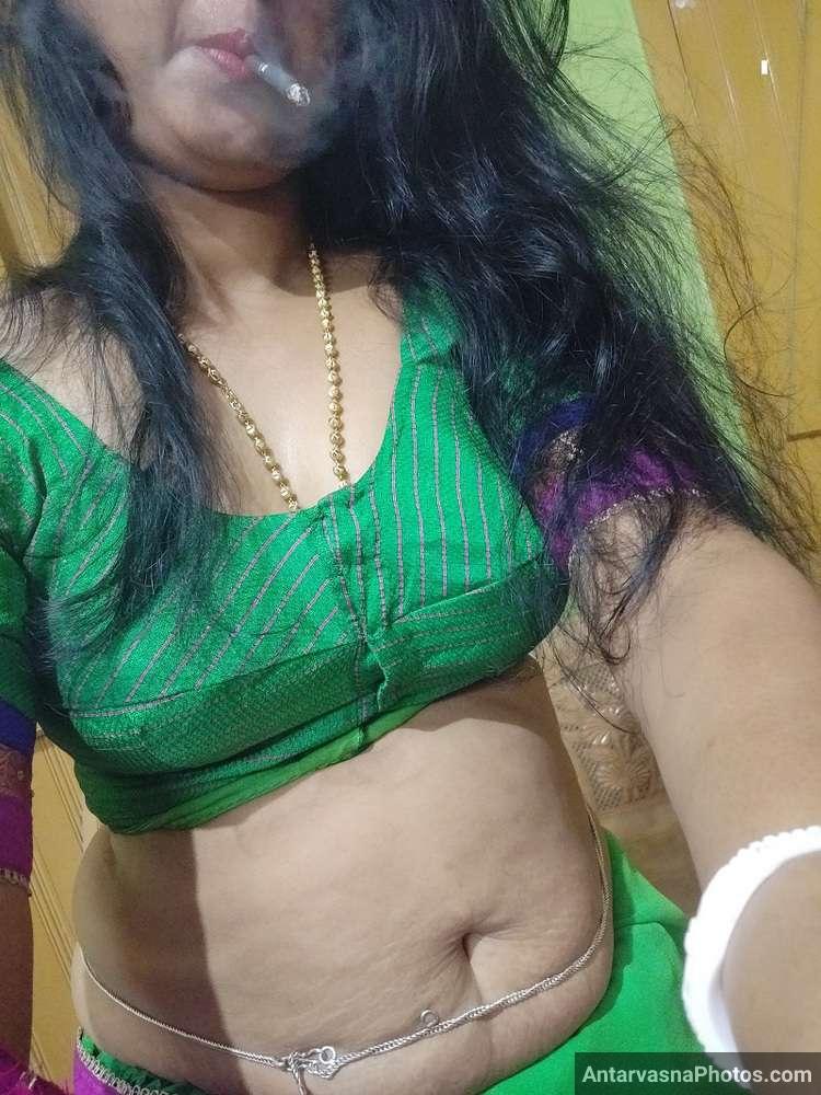 https://www.antarvasnaphotos2.com/wp-content/uploads/2022/06/village-hot-aunty-saree-strip-pics-3.jpg