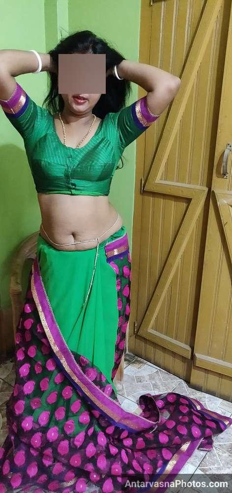 https://www.antarvasnaphotos2.com/wp-content/uploads/2022/06/village-hot-aunty-saree-strip-pics-4.jpg