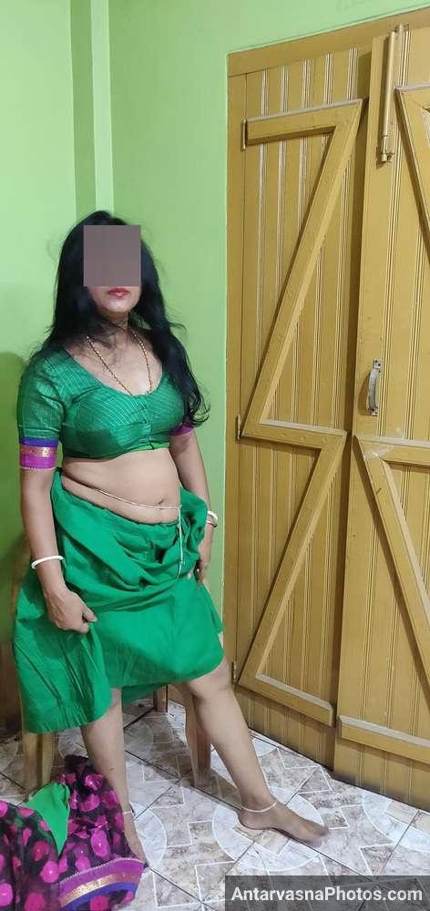 https://www.antarvasnaphotos2.com/wp-content/uploads/2022/06/village-hot-aunty-saree-strip-pics-9.jpg