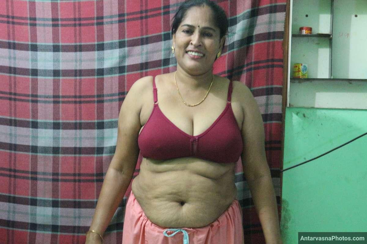 https://www.antarvasnaphotos2.com/wp-content/uploads/2022/07/chudakkad-milf-desi-aunty-pics.jpg