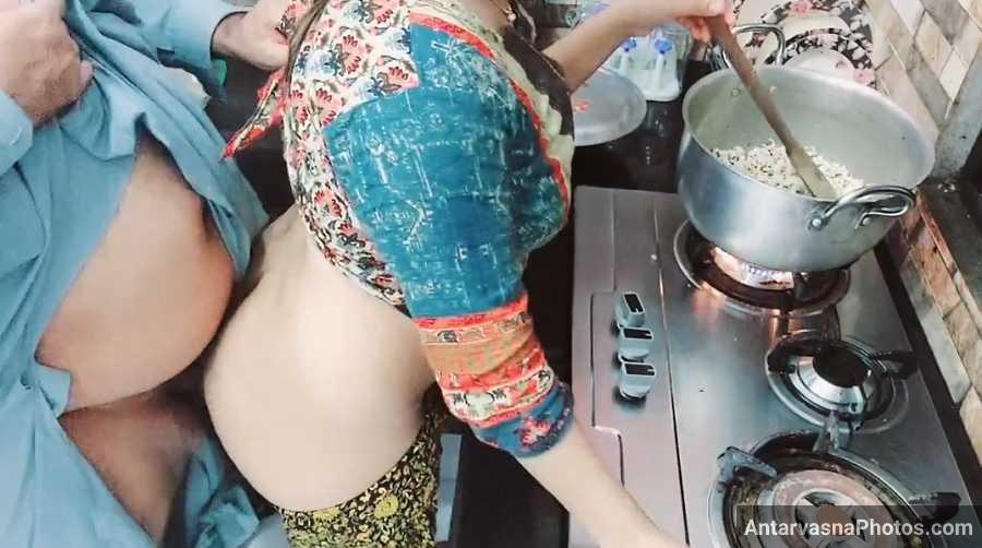 https://www.antarvasnaphotos2.com/wp-content/uploads/2022/10/kitchen-me-chud-gai-lahori-bhabhi.jpg