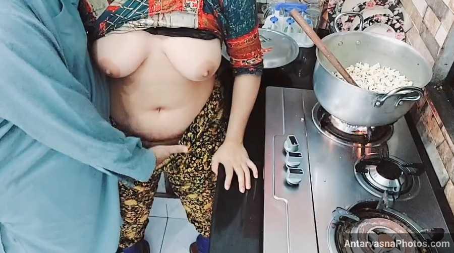 https://www.antarvasnaphotos2.com/wp-content/uploads/2022/10/lahore-desi-bhabhi-kitchen-sex.jpg