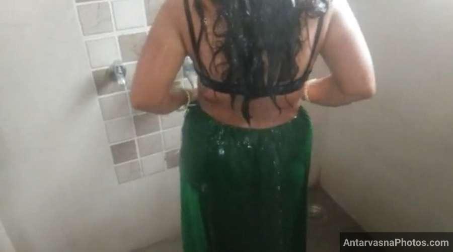 https://www.antarvasnaphotos2.com/wp-content/uploads/2022/11/hot-desi-mom-bathroom-pics.jpg