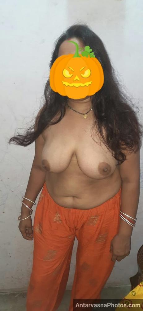 https://www.antarvasnaphotos2.com/wp-content/uploads/2022/11/hot-kannada-bhabhi-chuchi-pics.jpg