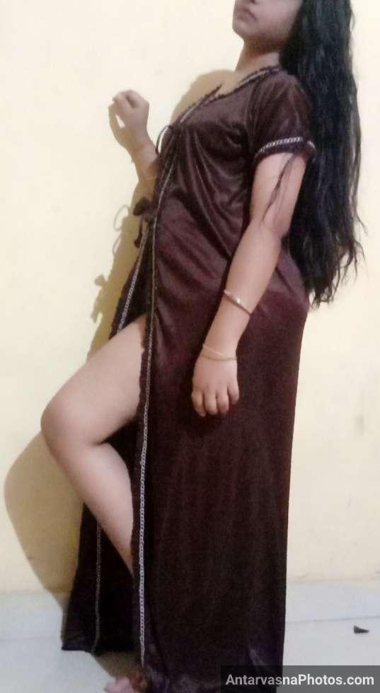 https://www.antarvasnaphotos2.com/wp-content/uploads/2023/03/brown-night-gown-hot-desi-wife-pics-2.jpg