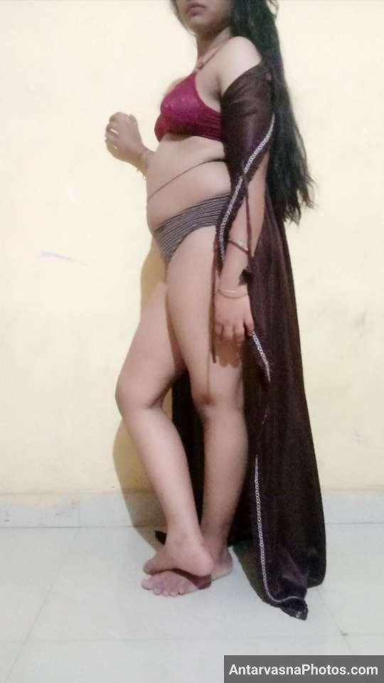 https://www.antarvasnaphotos2.com/wp-content/uploads/2023/03/brown-night-gown-hot-desi-wife-pics-4.jpg