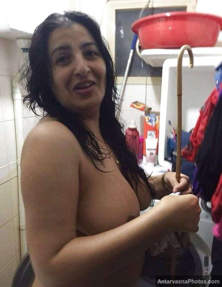 https://www.antarvasnaphotos2.com/wp-content/uploads/2023/05/sexy-punjabi-aunty-hot-photos-10.jpg